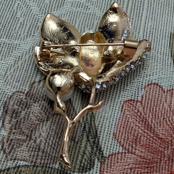 Beautiful Enamel , Faux Pearl And Gold Color Floral Magnolia Brooch , About 2" - Picture 6 of 6